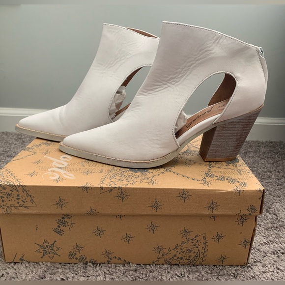 NWT Free People Leather Wilder Pointed Toe Booties - Picture 7 of 8